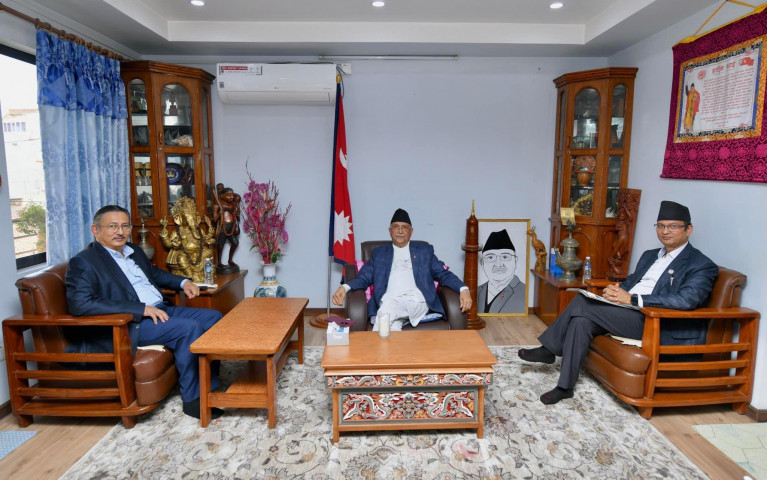 एमाले अध्यक्ष ओलीलाई भेट्न गृहमन्त्री र कानुनमन्त्री बालकोटमा 